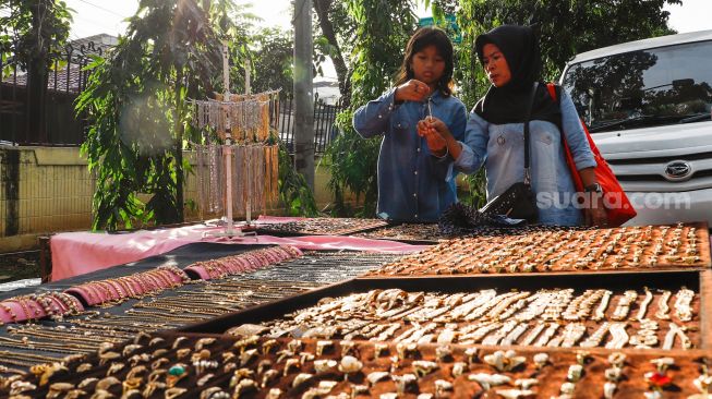 Warga mengunjungi bazar ramadhan di Monumen Pancasila Sakti, Lubang Buaya, Jakarta Timur, Minggu (24/4/2022). [Suara.com/Alfian Winanto]