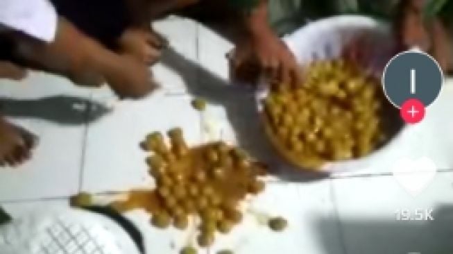 Cara sajikan makanan para santri jadi sorotan (Tiktok /@ihsanalkolev09 )