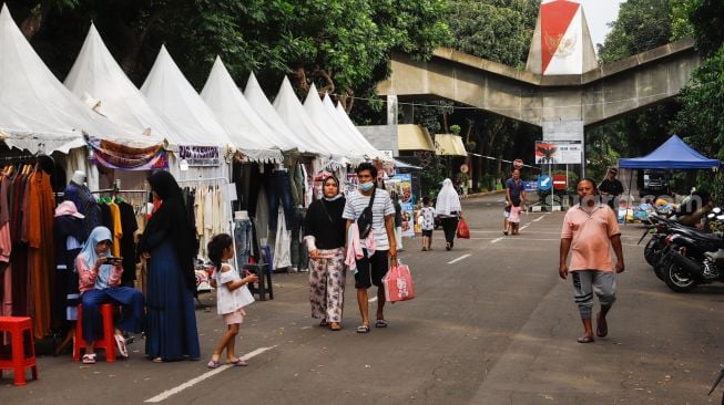 Warga mengunjungi bazar ramadhan di Monumen Pancasila Sakti, Lubang Buaya, Jakarta Timur, Minggu (24/4/2022). [Suara.com/Alfian Winanto]