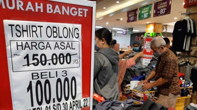 Warga Tanjungpinang Buru Diskon Baju Lebaran, Toko Sediakan Voucher Belanja Gratis