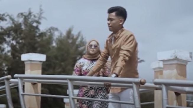 Simak Lirik Lagu Emas Hantaran - Arief feat Yollanda