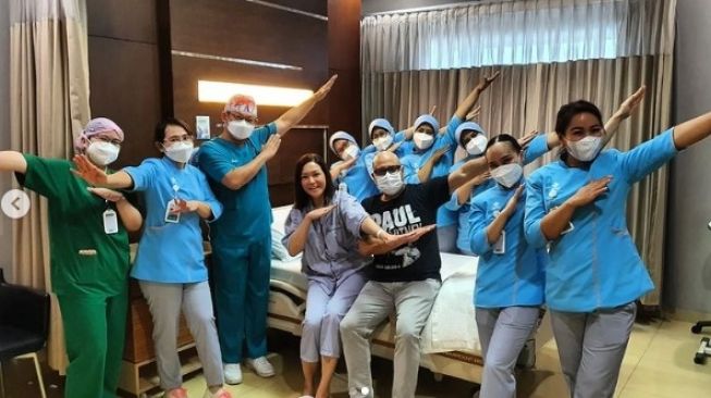 Maia Estianty bersama tim dokter dan suster Rumah Sakit EMC Alam Sutera [Instagram/tjhangs707]  