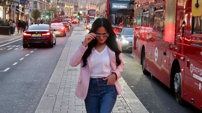 Potret Cantik Donna Harun di London (Instagram/donnaharunofficial)