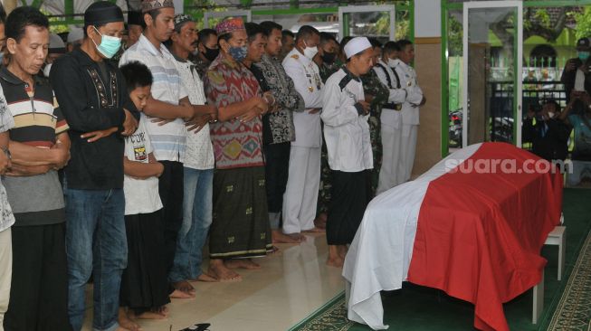 Warga dan anggota TNI melaksanakan shalat jenazah almarhum Praka Mar (Anumerta) Dwi Maftachul Ahyar di Masjid Al Abror Jalan Sumowiharjo Kecamatan Babat, Kabupaten Lamongan, Jawa Timur, Minggu (24/4/2022). [ANTARA FOTO/Serma Mar Kuwadi/MRH/foc]