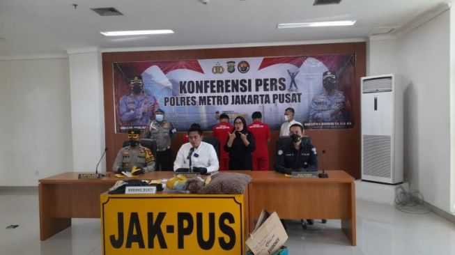 Kasatreskrim Polres Metro Jakarta Pusat, AKBP Wisnu Wardana saat konferensi pers di Kantor Polres Metro Jakarta Pusat, Senin (25/4/2022). [Suara.com/Yaumal]