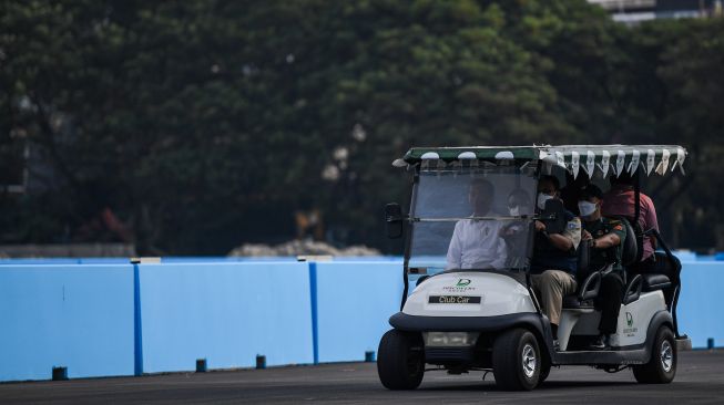 Presiden Joko Widodo (kiri) didampingi Gubernur DKI Jakarta Anies Baswedan (kanan) mengelilingi Jakarta International E-Prix Circuit (JIEC) dengan mobil golf di Ancol, Jakarta Utara, Senin (25/4/2022). [ANTARA FOTO/Sigid Kurniawan/YU]