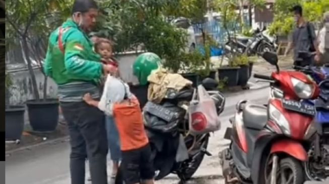 Video Sedih, Driver Ojol Kerja Hantar Makanan Sembari Bonceng dan Gendong 2 Anaknya