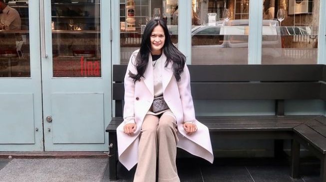 Potret Cantik Donna Harun di London (Instagram/donnaharunofficial)