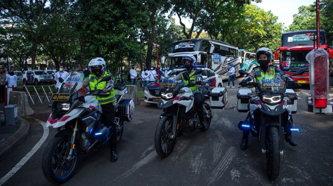 Polisi bersiap mengawal bus pemudik dalam Mudik Gratis Polri 2022 di kompleks Gelora Bung Karno, Jakarta, Senin (25/4/2022). [ANTARA FOTO/Sigid Kurniawan/aww]
