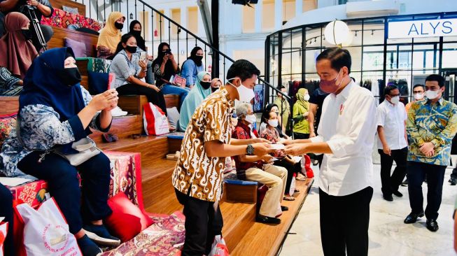 Penyaluran BLT Minyak Goreng di Depok Capai 98,87 Persen, Presiden Jokowi: Jangan untuk Beli Pulsa