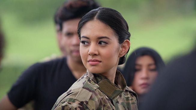 Potret Aktris Indonesia Pakai Seragam Tentara (Instagram/@foxtrotsixmovie)