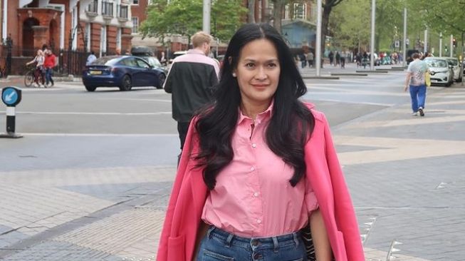 Potret Cantik Donna Harun di London (Instagram/donnaharunofficial)