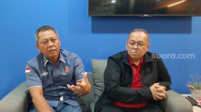 Direktur Utama PT LIB, Akhmad Hadian Lukita (kanan) bersama Direktur Operasional PT LIB, Sudjarno. [Suara.com / Adie Prasetyo Nugraha]