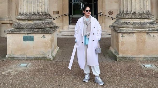 Potret Cantik Donna Harun di London (Instagram/donnaharunofficial)