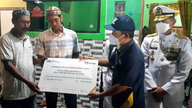 Asabri Serahkan SRKK Prajurit Marinir TNI yang Gugur di Kali Kote Papua