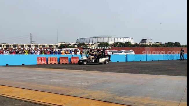 Penampakan Gubernur Anies menyopiri Presiden Jokowi saat sidak sirkuit Formula E di Ancol, Jakut. (Suara.com/Ria Rizki)