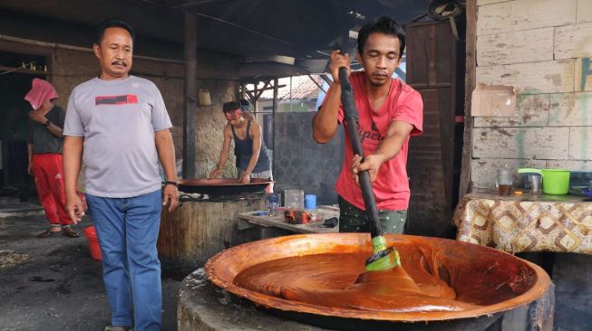 Jelang Lebaran 2022, Omset Pelaku Usaha Dodol Khas Betawi di Bekasi Meningkat