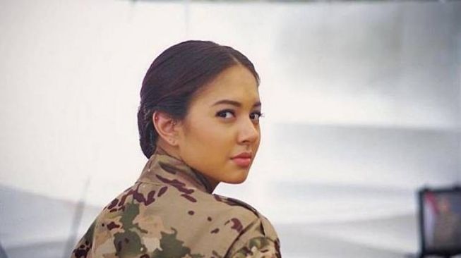 5 Potret Artis Cewe Indonesia Pakai Seragam Tentara, Tetap Cantik dan Anggun