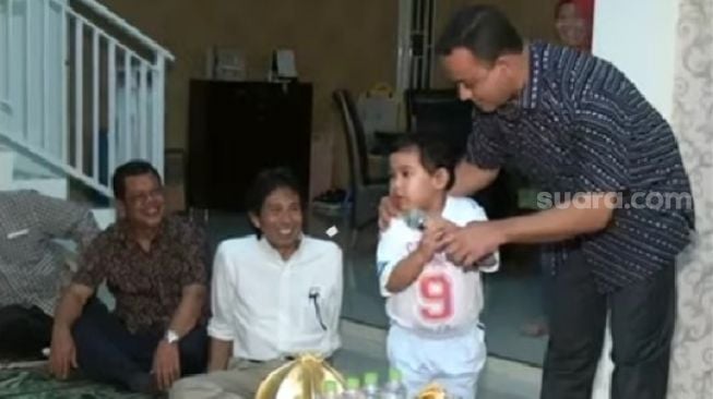 Momen Balita Rebut Mic Anies Baswedan Bikin Gemes, Warganet: Masyaallah Teduh Sekali