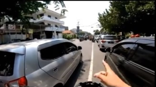 Bikin Macet, Mobil Ini Neduh di Bawah Pohon Meski Lampu Merah Masih Jauh, Pengendara Lain: Sama Duit Panas Enggak Takut