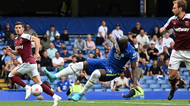 Bek West Ham United Craig Dawson melanggar striker Chelsea Romelu Lukaku saat pertandingan sepak bola Liga Premier Inggris antara Chelsea dan West Ham United di Stadion Stamford Bridge, London, Inggris, Minggu (24/4/2022). [JUSTIN TALLIS / AFP]