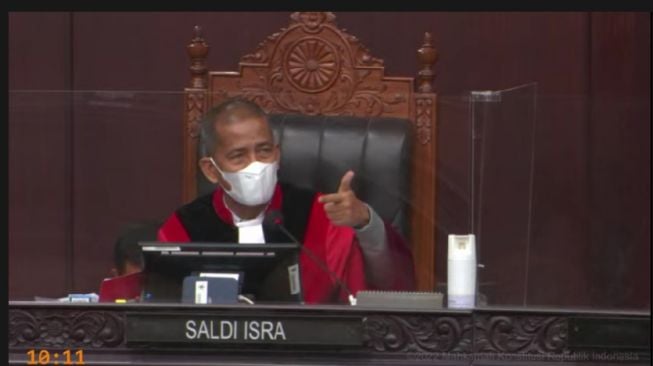 Anggota Majelis Hakim Mahkamah Konstitusi (MK) Saldi Isra dalam sidang gugatan UU IKN yang digelar Senin (25/4/2022). [Tangkap Layar YouTube MK RI]