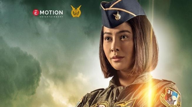 Potret Aktris Indonesia Pakai Seragam Tentara (Instagram/@filmserigalalangit)