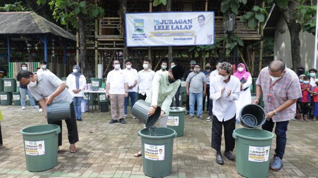 Salurkan Program Juragan Lele Lalap, Sandiaga Uno Berharap Ekonomi Masyarakat Bisa Meningkat