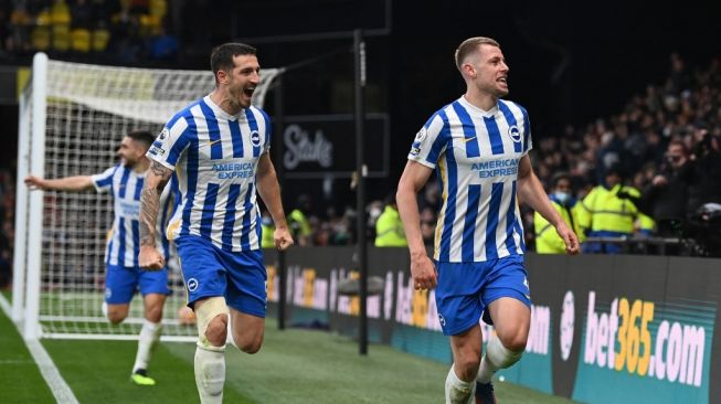 Bek Brighton asal Inggris, Adam Wesbter (kanan) melakukan selebrasi setelah mencetak gol kedua timnya dalam pertandingan lanjutan Liga Inggris antara Watford vs Brighton & Hove Albion di Stadion Vicarage Road di Watford, Inggris pada 12 Februari 2022.Glyn KIRK / AFP.