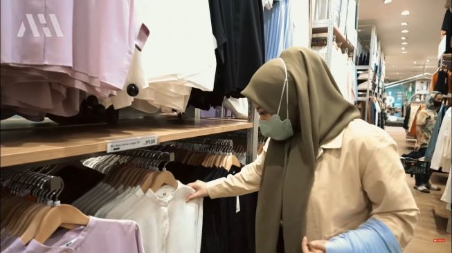 Momen Atta Halilintar Ajak ART Belanja Baju Lebaran (YouTube/AH)