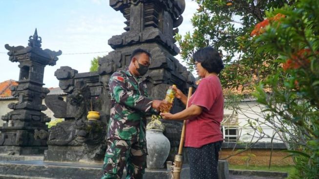 Jelang Lebaran, Korem 071/Wijayakusuma Salurkan Enam Ton Minyak Goreng Gratis untuk Warga