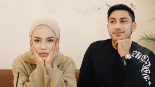 Kabar tak sedap datang dari rumah tanggap pasangan artis Medina Zein dan Lukman Azhari. Medina melaporkan sang suami ke kepolisian setelah menerima kekerasan dalam rumah tangga.  (Instagram/@medinazein)