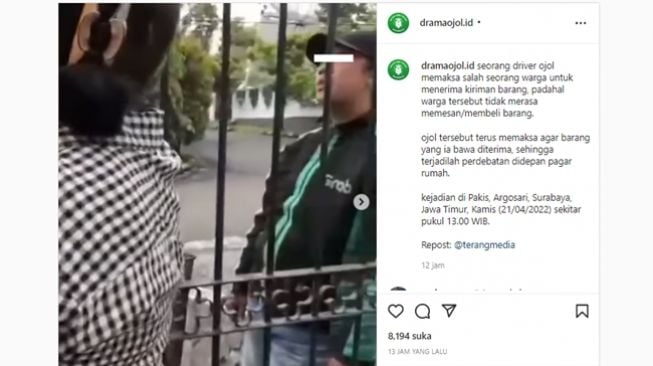 Driver ojol memaksa pemilik rumah di Surabaya untuk menerima paket padahal tidak memesan. (Instagram/@dramaojol.id)