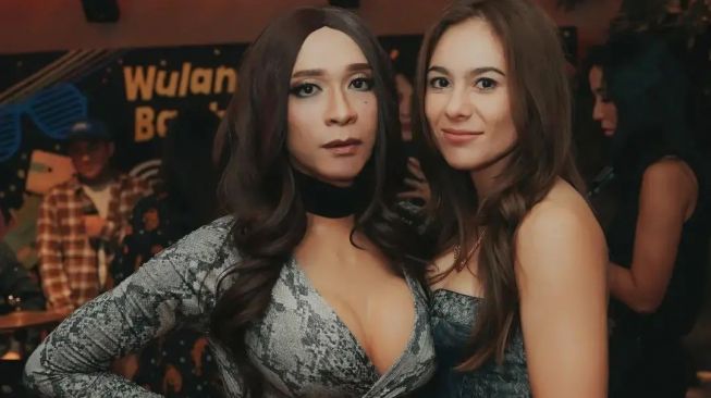 8 Gaya Aming Jadi Mina Pakai Dada Palsu, Mulai Nyaman Tampil Sebagai Perempuan