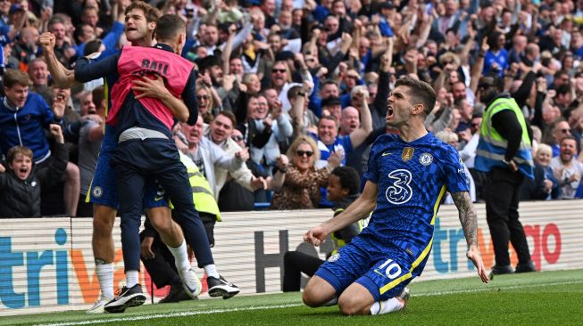 Gelandang Chelsea Christian Pulisic (kanan) berselebrasi usai mencetak gol saat pertandingan sepak bola Liga Premier Inggris antara Chelsea dan West Ham United di Stadion Stamford Bridge, London, Inggris, Minggu (24/4/2022). [JUSTIN TALLIS / AFP]