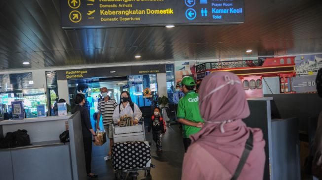 Penumpang pesawat dari Kualanamu, Medan tiba di Bandara Husein Sastranegara, Bandung, Jawa Barat, Senin (25/4/2022).  [ANTARA FOTO/Raisan Al Farisi/aww]
