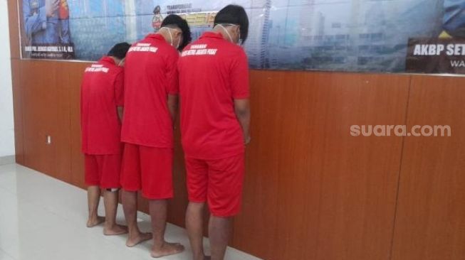 Tiga pelaku pemerkosaan berujung maut di Sumur Batu, Kemayoran, dihadirkan dalam rilis kasus oleh Polres Metro Jakarta Pusat, Senin (25/4/2022). [Suara.com/Yaumal Asri Adi Hutasuhut]