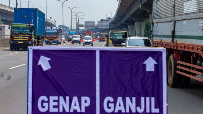 Sejumlah kendaraan melaju di ruas jalan Tol saat uji coba ganjil genap di Tol Jakarta - Cikampek Karawang, Jawa Barat, Senin (25/4/2022). [ANTARA FOTO/M Ibnu Chazar/aww]
