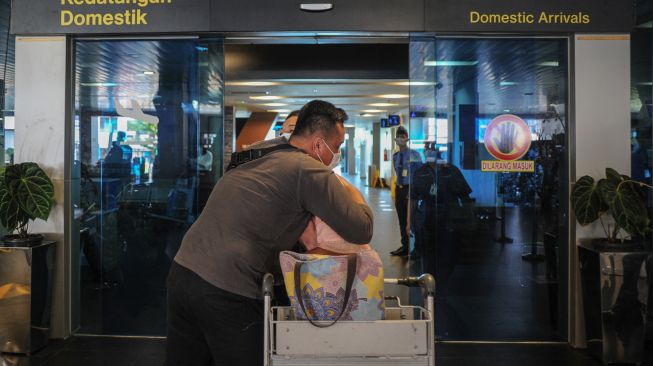 Seorang anak memeluk ibunya saat tiba di Bandara Husein Sastranegara, Bandung, Jawa Barat, Senin (25/4/2022). [ANTARA FOTO/Raisan Al Farisi/aww]