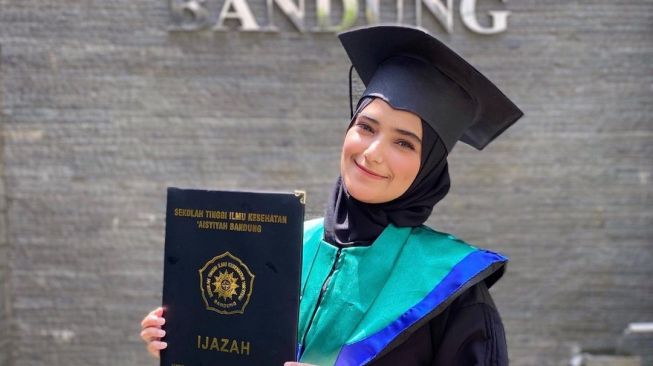 Artis wisuda saat hamil (Instagram/@nadyamustikarahayu)