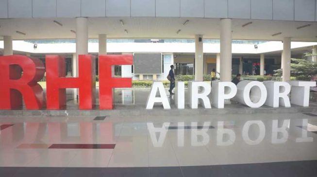 Bandara RHF Tanjungpinang mulai dipadati penumpang yang tiba dan berangkat dengan rute, Tanjungpinang-Jakarta, Senin (25/4/2022). [Suara.com/Rico Barino]