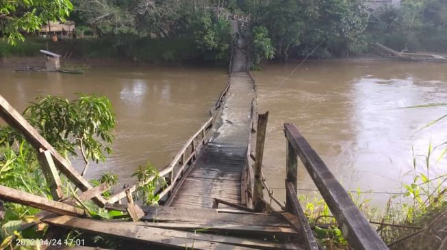 Kondisi Jembatan Gantung Menunuk, Kabupaten Melawi, Kalimantan Barat saat terputus.(Istimewa)