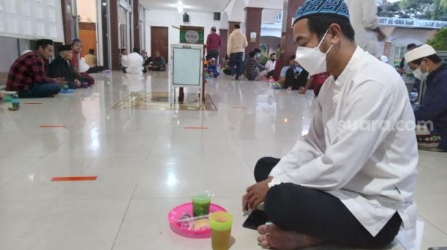 Salah satu warga menanti waktu buka puasa di Masjid Sabilillah Kota Malang. [Suara.com/Bob Bimantara Leander]