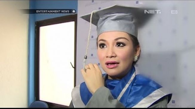 Artis wisuda saat hamil (NET)