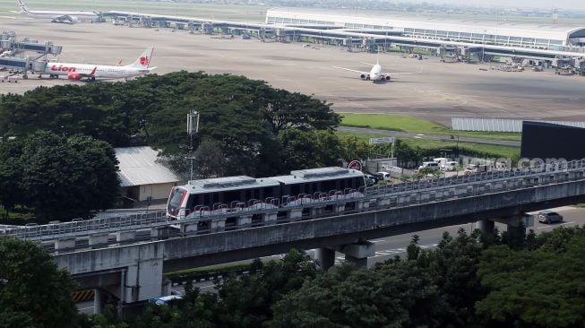 Rangkaian kereta layang (SkyTrain) melaju menuju Terminal 3 Bandara Soekarno Hatta, Tangerang, Banten, Senin (25/4/2022). [ ANTARA FOTO/Muhammad Iqbal/aww]