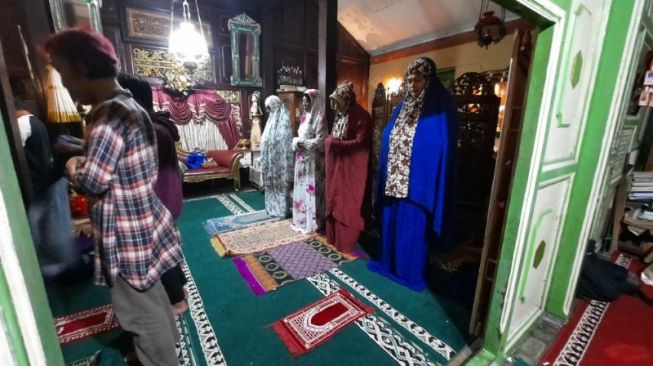 Sejumlah transpuan melaksanakan ibadah Salat Magrib di Ponpes Waria Al-Fatah Yogyakarta,  Minggu (24/4/2022). [Muhammad Ilham Baktora / SuaraJogja.id]