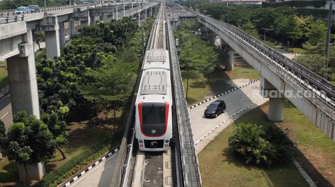 Rangkaian kereta layang (SkyTrain) melaju menuju Terminal 3 Bandara Soekarno Hatta, Tangerang, Banten, Senin (25/4/2022). [ ANTARA FOTO/Muhammad Iqbal/aww]