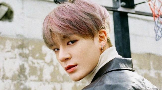 Gaya Ganteng Jeno NCT Pakai Jam Tangan Mewah, Harganya Bikin Tercengang