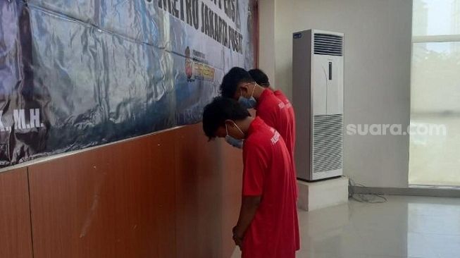 Tiga pelaku pemerkosaan berujung maut di Sumur Batu, Kemayoran, dihadirkan dalam rilis kasus oleh Polres Metro Jakarta Pusat, Senin (25/4/2022). [Suara.com/Yaumal Asri Adi Hutasuhut]