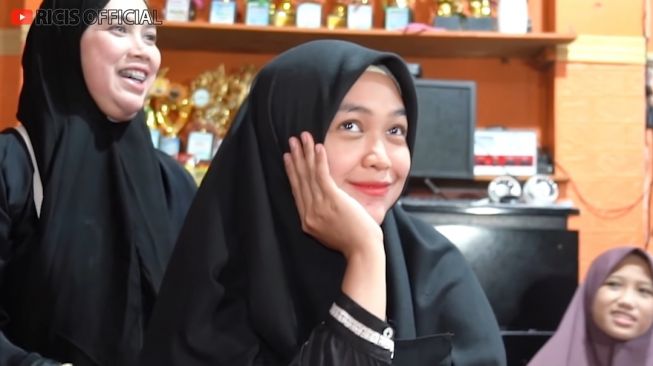 Momen Ria Ricis Kunjungi Anak Panti Asuhan (YouTube/Ricis Official)